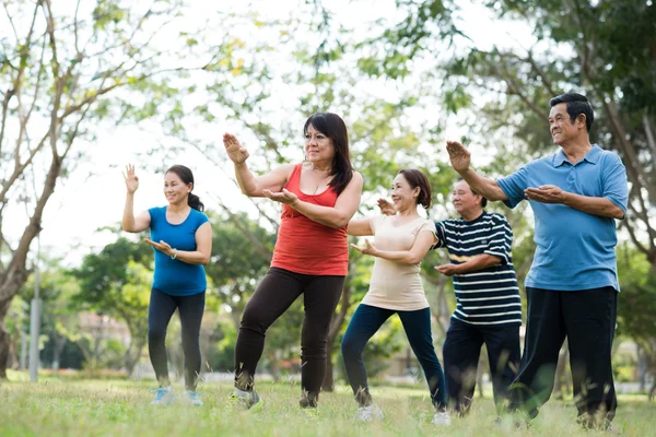 People performing exercises — Stock Photo, Image