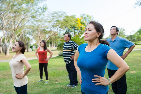 Personas de pie y respirando profundamente —  Fotos de Stock