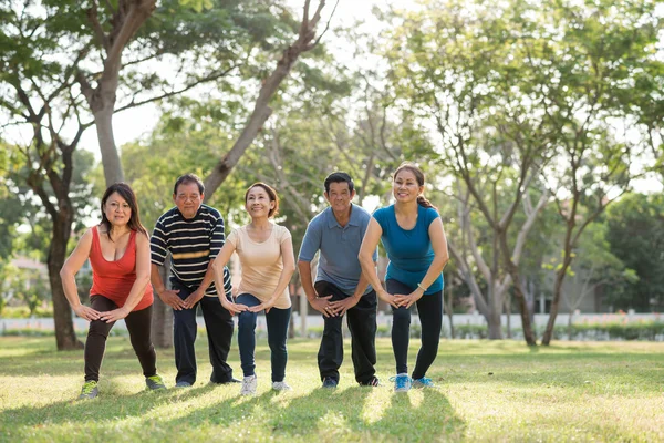 Mensen die lunges doen — Stockfoto