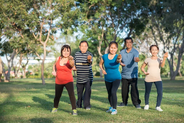 Personnes pratiquant le Tai Chi — Photo