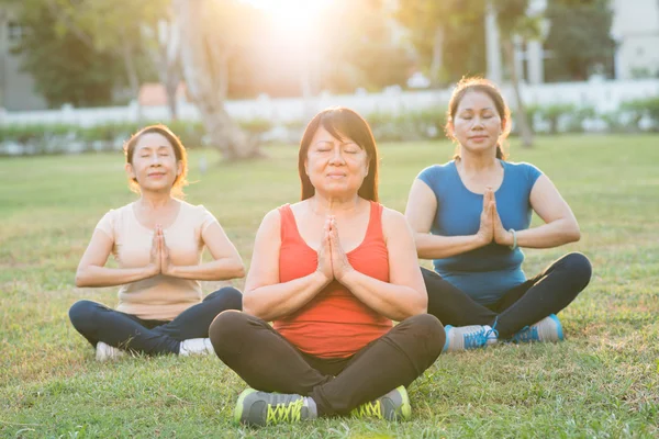 Жінки медитують в позі лотоса — стокове фото