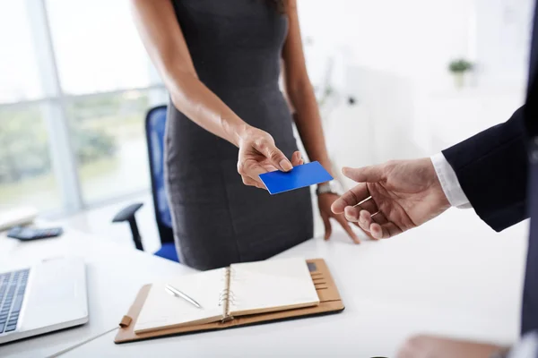 Managerin reicht Visitenkarte ab — Stockfoto