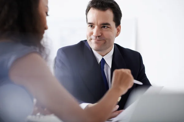 People discussing financial issues — Stock Photo, Image