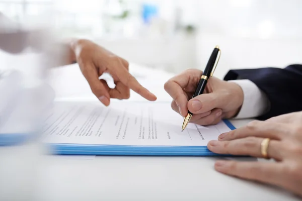 Zakelijk contract ondertekening — Stockfoto