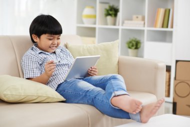 Tablet bilgisayarda oynamak çocuk