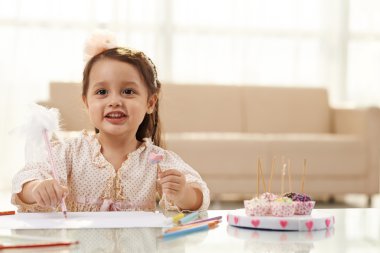 Kız kek tadını çıkar 