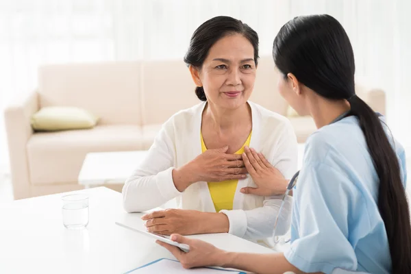 Kvinnor diskuterar hjärtsjukdomar — Stockfoto
