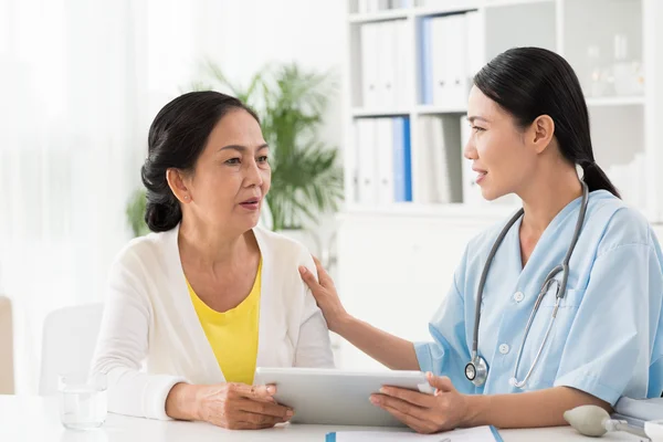 Samråd med patienten på sjukhus — Stockfoto