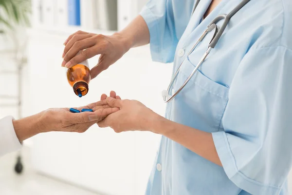 Doctor giving pills — Stock Photo, Image