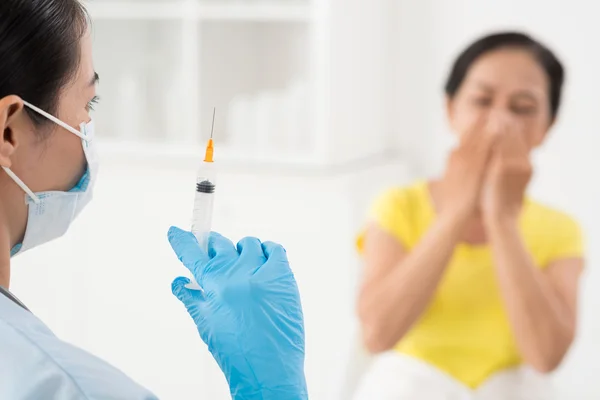 Patiënt in bang voor injectie — Stockfoto