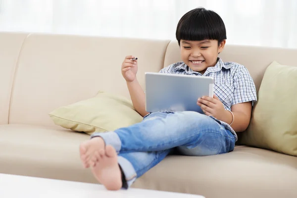 Menino jogando no computador tablet — Fotografia de Stock