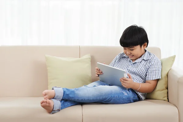 Menino jogando no computador tablet — Fotografia de Stock