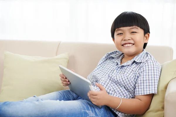 Jongen met tablet pc — Stockfoto