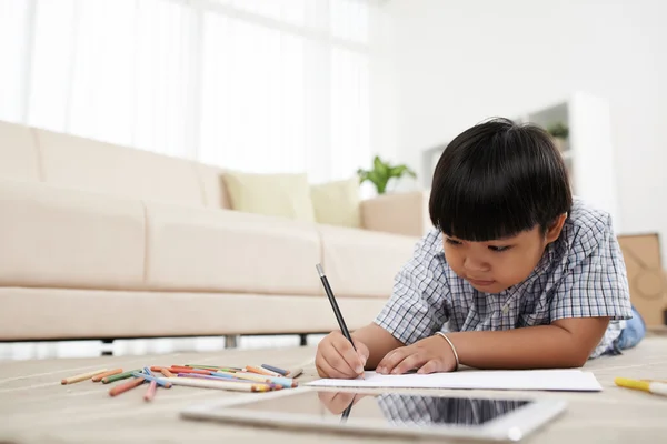 Jongen tekening foto — Stockfoto