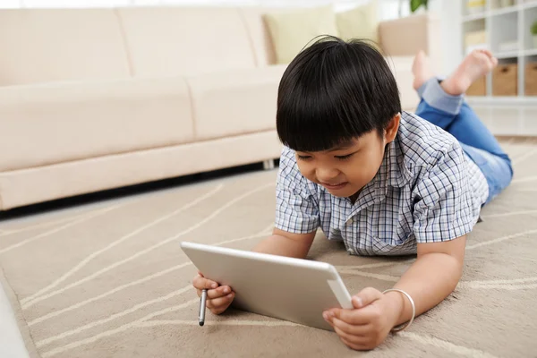 Menino jogando no computador tablet — Fotografia de Stock