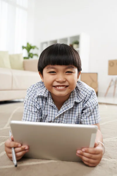 Niño jugando en el ordenador tableta —  Fotos de Stock