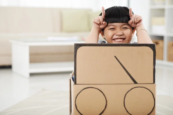 Ragazzo carino che fa facce — Foto Stock