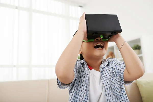 Boy exploring virtual reality — Stock Photo, Image
