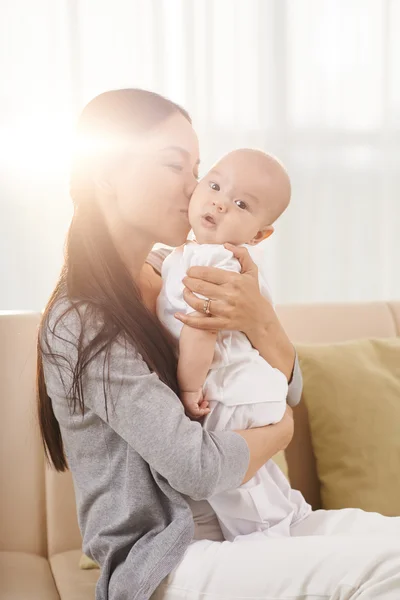 Asiatische junge Mutter — Stockfoto