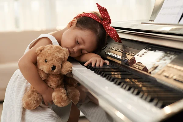 Girl fell asleep on piano — Stock Photo, Image