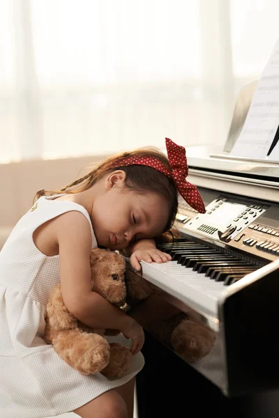 Mädchen schlief am Klavier ein — Stockfoto