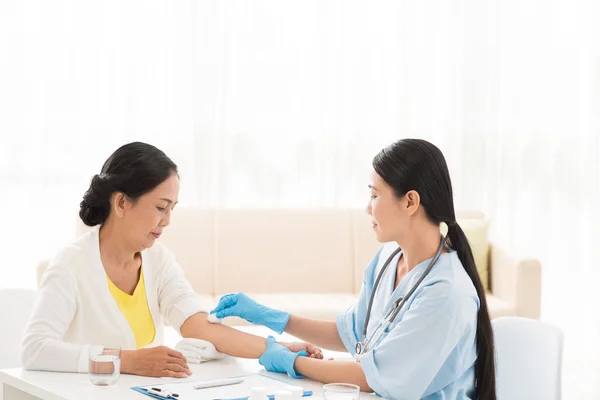 Vrouw ontvangen injectie in ziekenhuis — Stockfoto