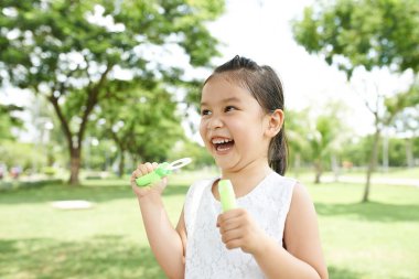 Sabun köpüğü üfleyen kız