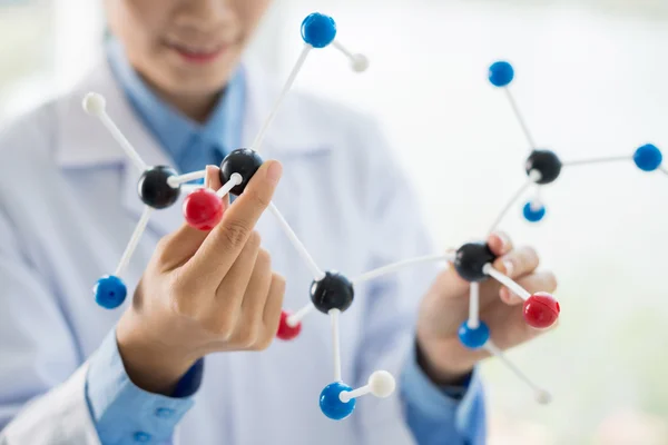 Chemiker untersucht molekulares Modell — Stockfoto