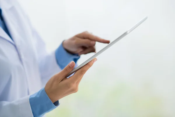 Scienziato con tablet digitale — Foto Stock