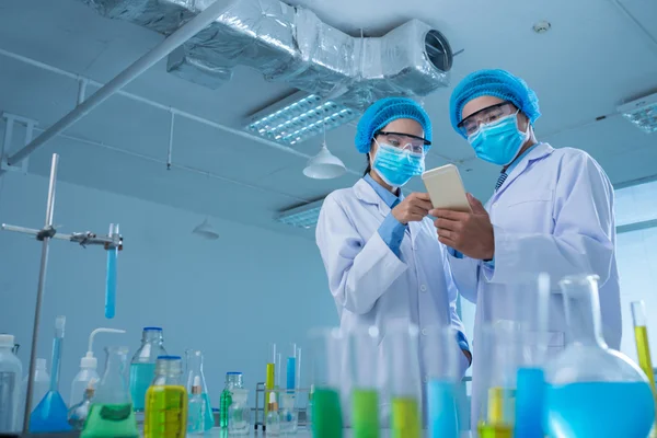 Wissenschaftler mit Smartphone im Labor — Stockfoto