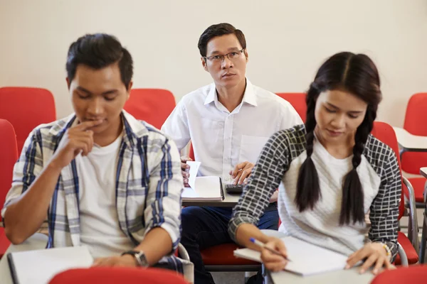 勤奋的学生在课堂 — 图库照片