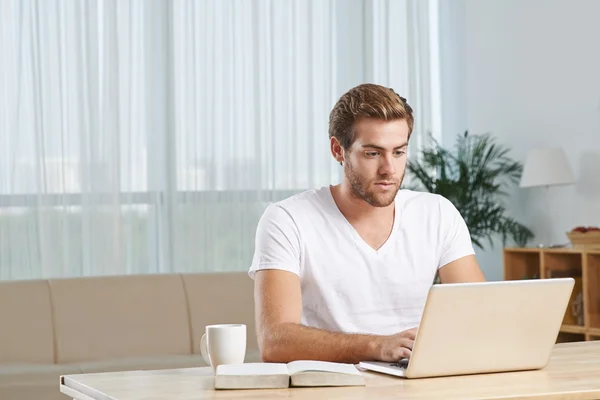 Homem concentrado no trabalho — Fotografia de Stock