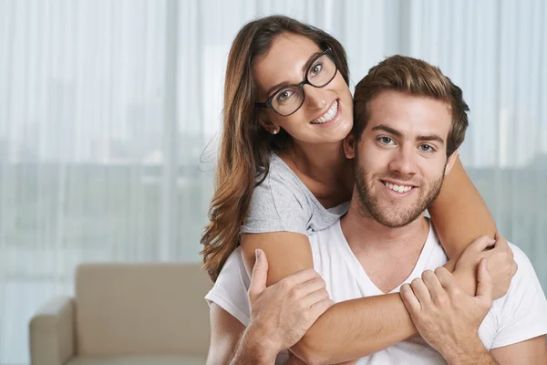 Jovem casal apaixonado — Fotografia de Stock