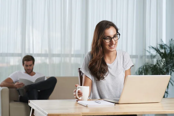 Kvinna tittar på något på laptop — Stockfoto