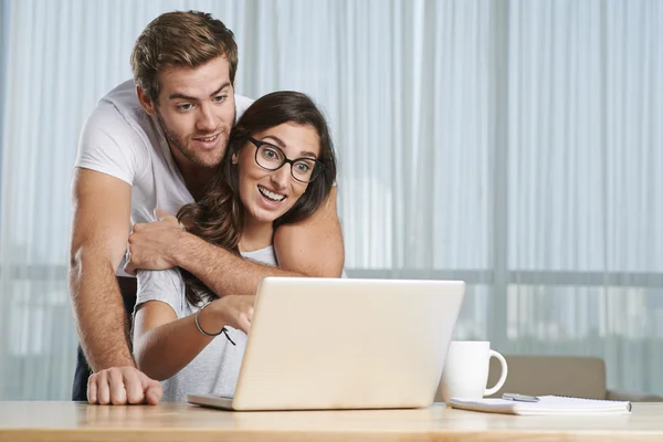 Casal assistindo chocante vídeo — Fotografia de Stock