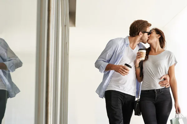 Couple in love kissing — Stock Photo, Image