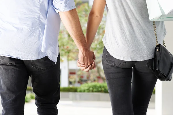 Paar hand in hand — Stockfoto