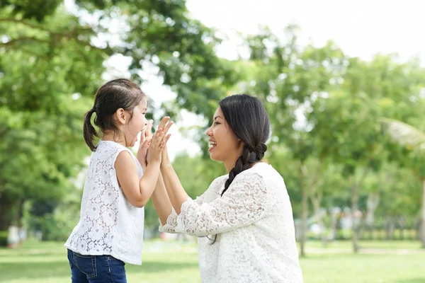 Mère et sa fille dans le parc — Photo