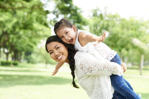 Madre y su hija en el parque — Foto de Stock