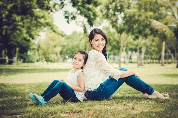 Anne ve kızı Park — Stok fotoğraf