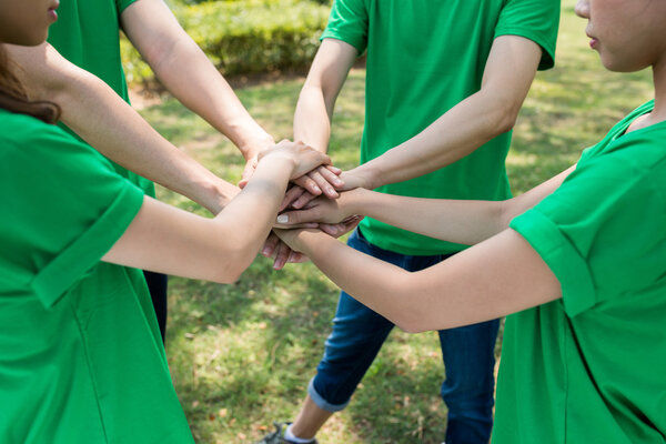  волонтеры укладывают руки
