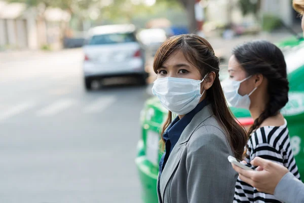 Mujer en mascarilla — Foto de Stock