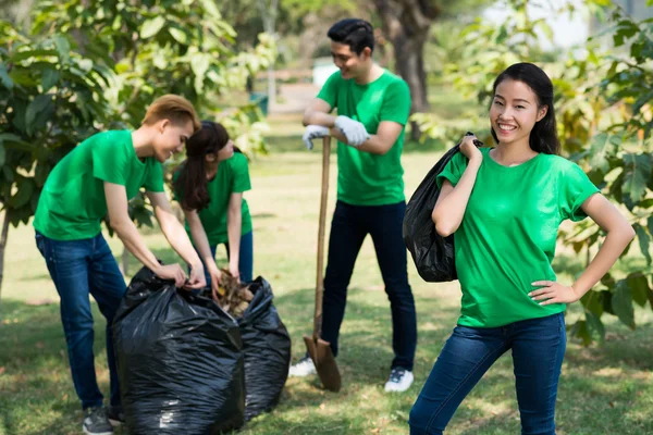 Estudiantes trabajando al aire libre —  Fotos de Stock