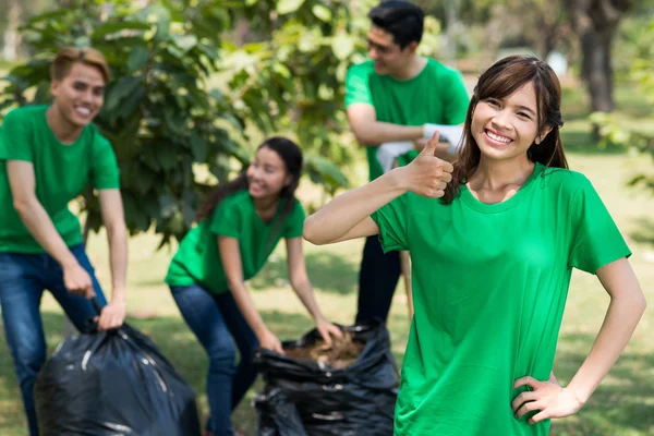 Voluntário mostrando polegares para cima — Fotografia de Stock