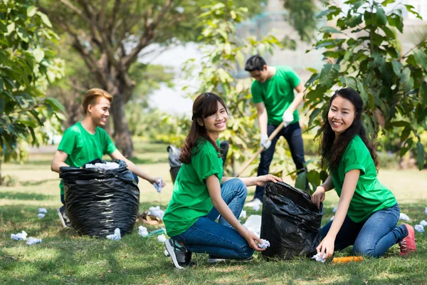 Activists collecting litter — Stock Photo, Image