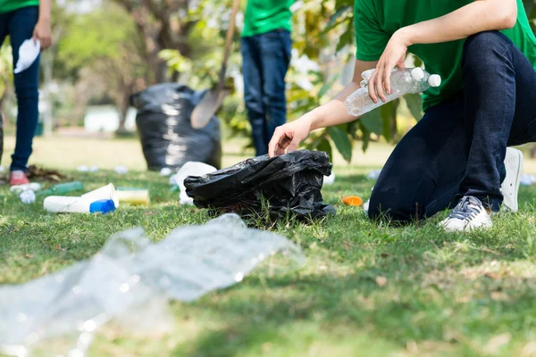 Activists  collecting garbage — Stock Photo, Image