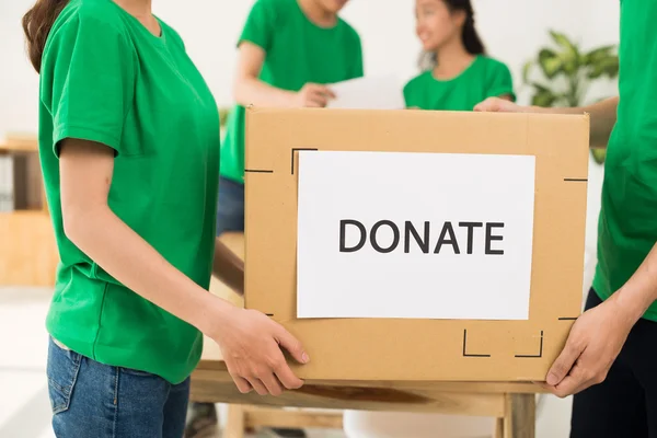 Добровольцы с коробкой для пожертвований — стоковое фото