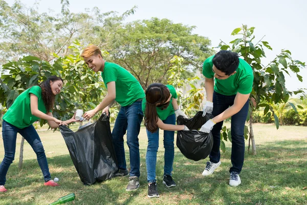 Amigos recogiendo basura — Foto de Stock