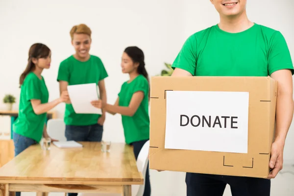 Voluntarios embalaje cajas de donación — Foto de Stock