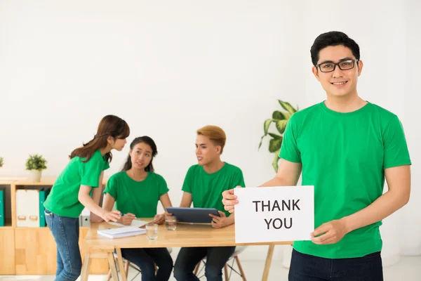 Voluntario mostrando agradecimiento tablero — Foto de Stock